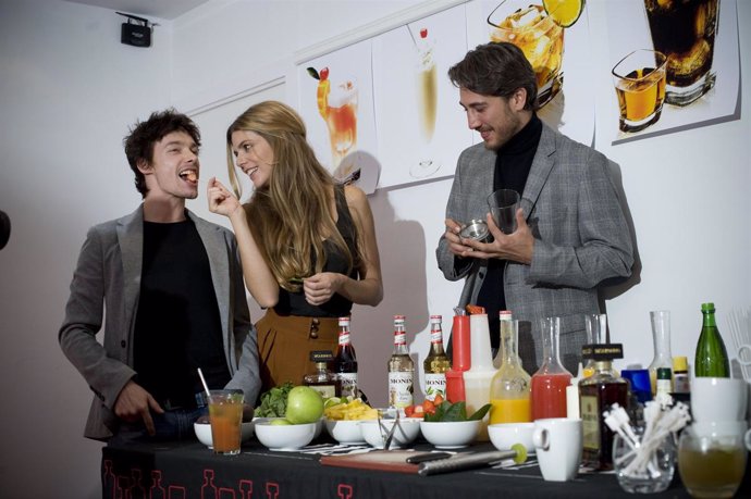 Alberto Amman, Manuela Velasco y Jan Cornet preparan un coctail