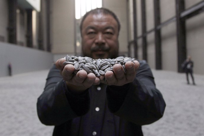 El artista chino Ai Weiwei y su mar de pipas de porcelana