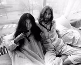 John Lennon y Yoko Ono en la protesta en cama de 1969