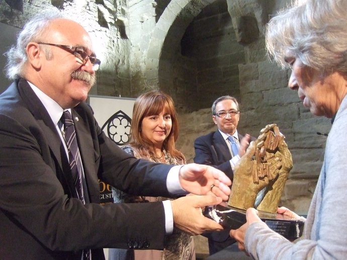 Josep Lluís Carod Rovira entregando el premio