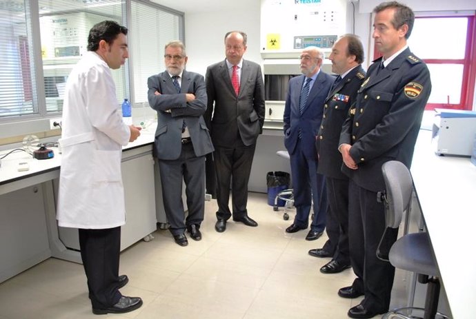 Visita del delegado del Gobierno al laboratorio de Lonzas.