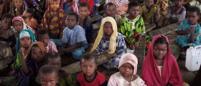 Un grupo de niños pobres en Zimbabue