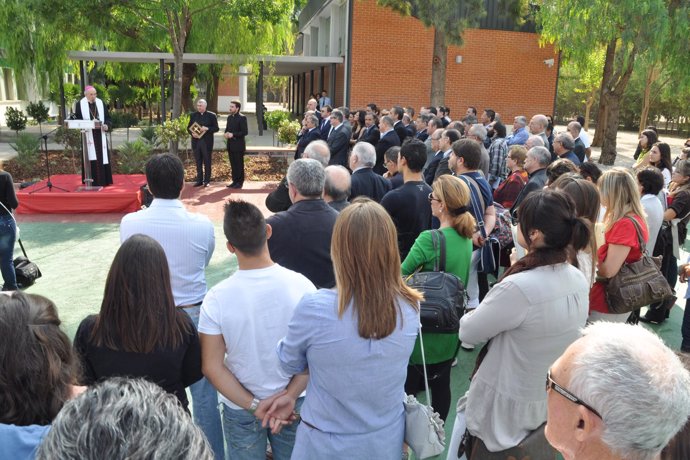 El Arzobpiso bendice el nuevo campus de la UCV en Xàtiva