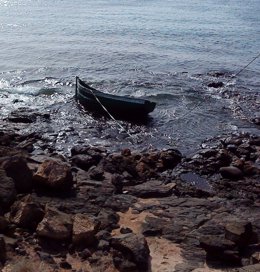 Patera en la costa de Yaiza (Lanzarote)