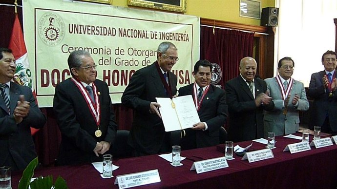 UCLM: Ernesto Martínez Ataz, Investido Doctor "Honoris Causa" Por La Universidad