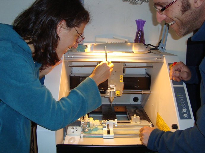 Efron y Herrera trabajan con la prototipadora en su taller de La Granja (Segovia