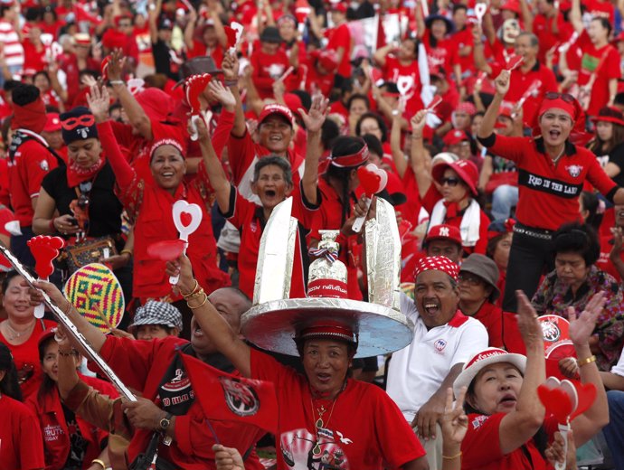 Los 'camisas rojas' se manifiestan para pedir la liberación de sus dirigentes
