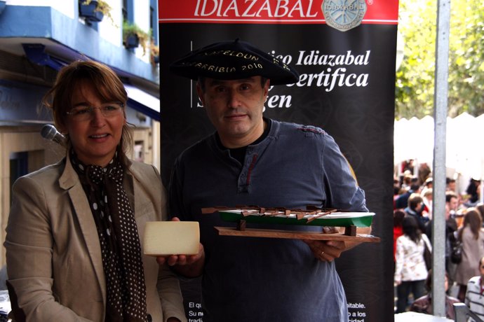 Javier Aranburu, con la txapela de vencedor y el queso ganador, junto a Maite Pe