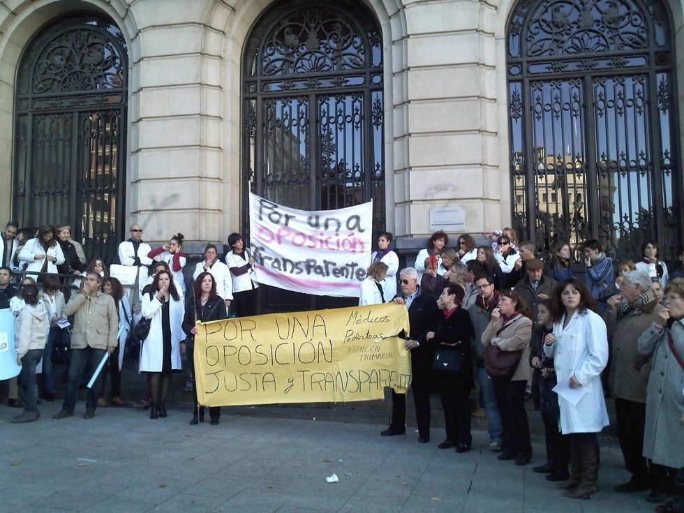 Concentración de médicos disconformes con las oposiciones del Salud