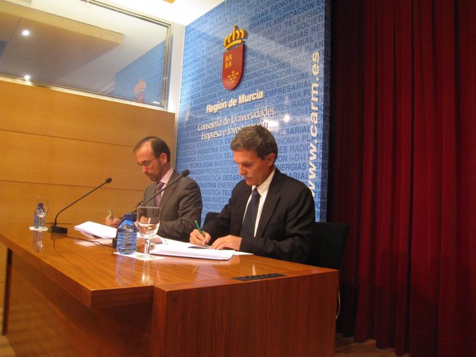 El consejero de Universidades, Empresa e Investigación, Salvador Marín, firma co