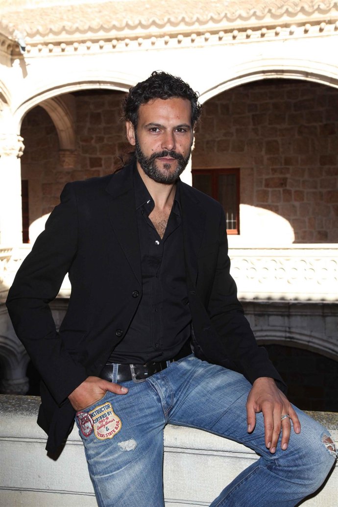 Posado de Roberto Enríquez 