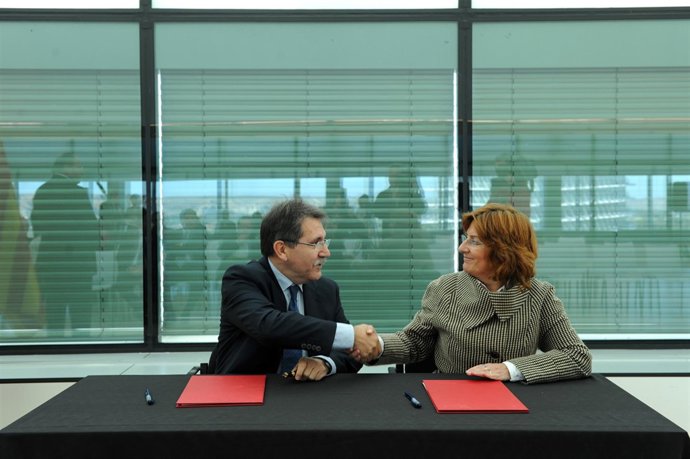 Manuel Teruel y María Victoria Broto firman el convenio para la gestión del Pala
