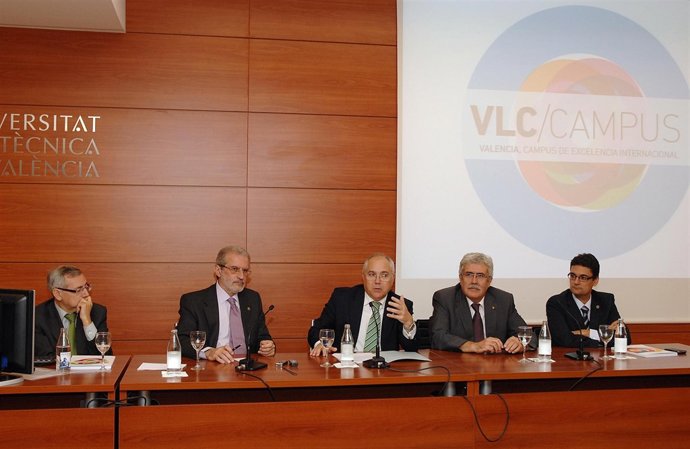 Los responsables universitariso en rueda de prensa