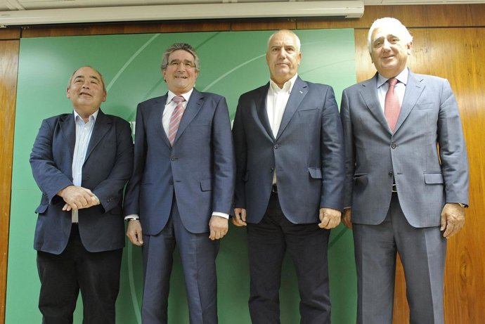 El consejero de Gobernación y Justicia, Luis Pizarro, junto con los secretarios 