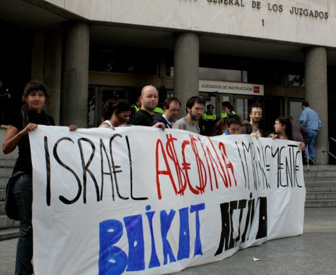 Activistas en juzgados de Plaza de Castilla