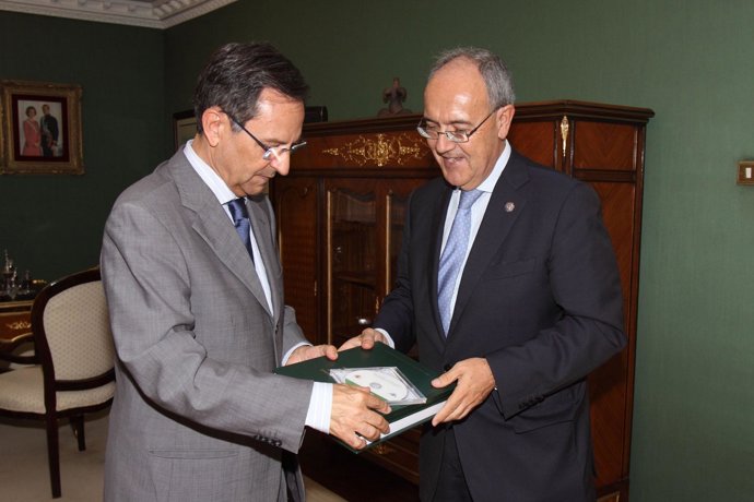 El Fiscal Jefe del TSJC entregó la memoria al presidente del Parlamento