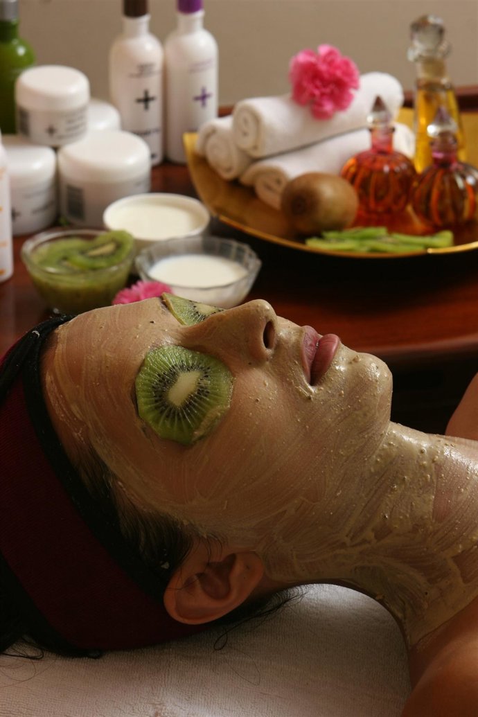 Mujer recibiendo un tratamiento facial de caviar en India 
