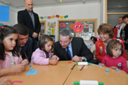 El consejero de Educación, Francisco Álvarez de la Chica, inaugurando un colegio