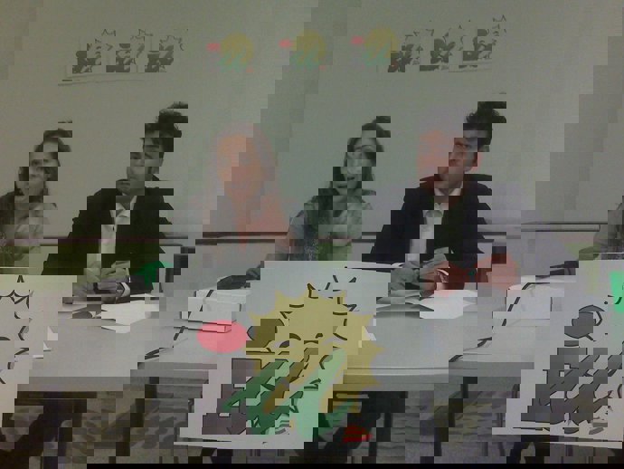 Aina Comas, responsable de Acción Política de Esquerra Unida EAiV (a la izquierd