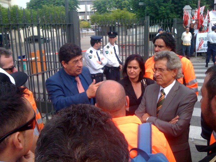 Trabajadores de Elsur durante su asistencia al Parlamento andaluz la pasada sema