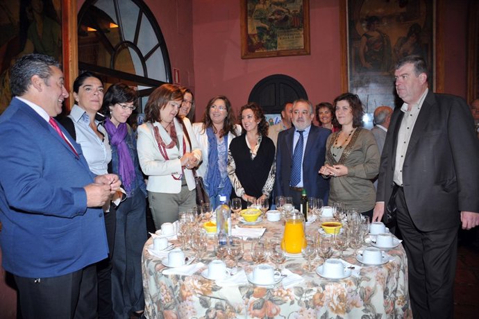 Autoridades asistentes al desayuno saludable.