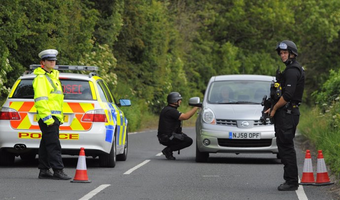 Policias británicos registran coches 