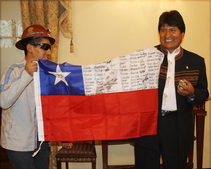 El presidente de Bolivia, Evo Morales, junto al minero Carlos Mamani, a su regre