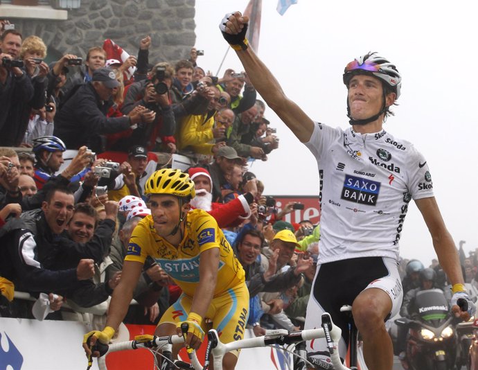 Contador controla a Schleck