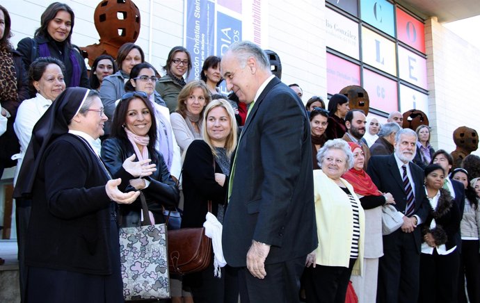 Blasco con asistentes a la jornada