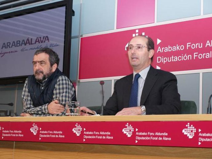 El diputado de Medio Ambiente, Mikel Mintegi, y el teniente de diputado general,