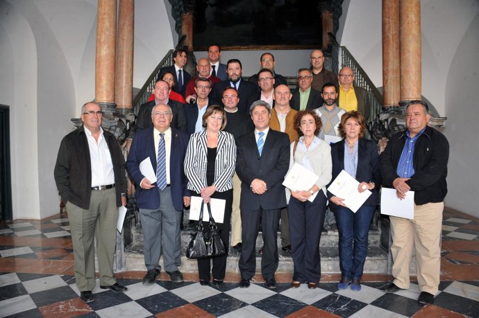 Pulido con los firmantes de los convenios