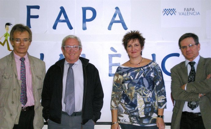 La presidenta de FAPA junto a los especialistas