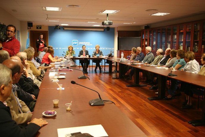 El vicesecretario del PP, junto con la secretaria ejecutiva de Política Social, 