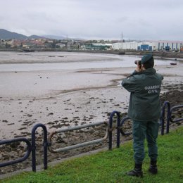 Pesca y distribución de almejas procedentes de la Ría de Boo