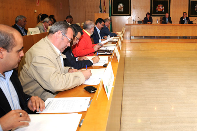 Los alcaldes firman las resoluciones de ayuda ante Villalobos.