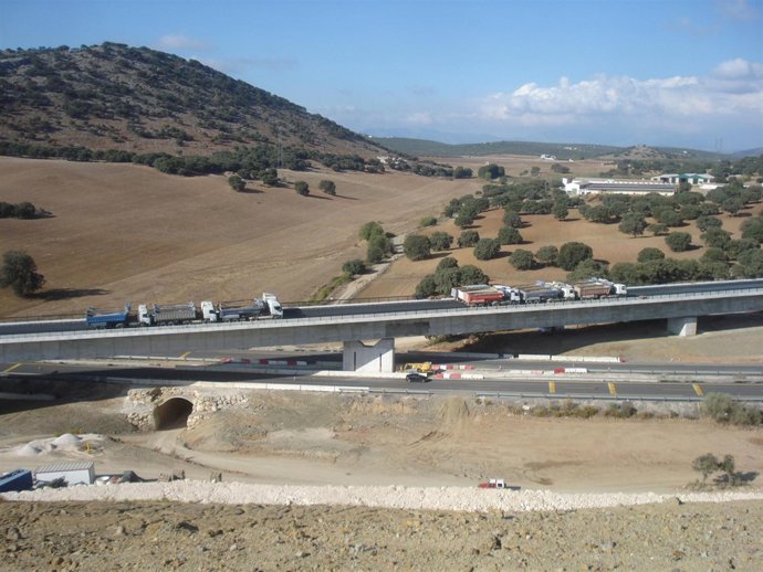 Imagen de la prueba de carga estática en el viaducto sobre la autovía A-92 y el 
