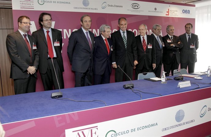 Camps junto a los representantes empresariales en el V Encuentro Economía y Soci