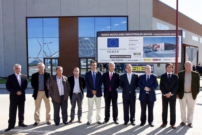 Autoridades durante la inauguración de las naves. 