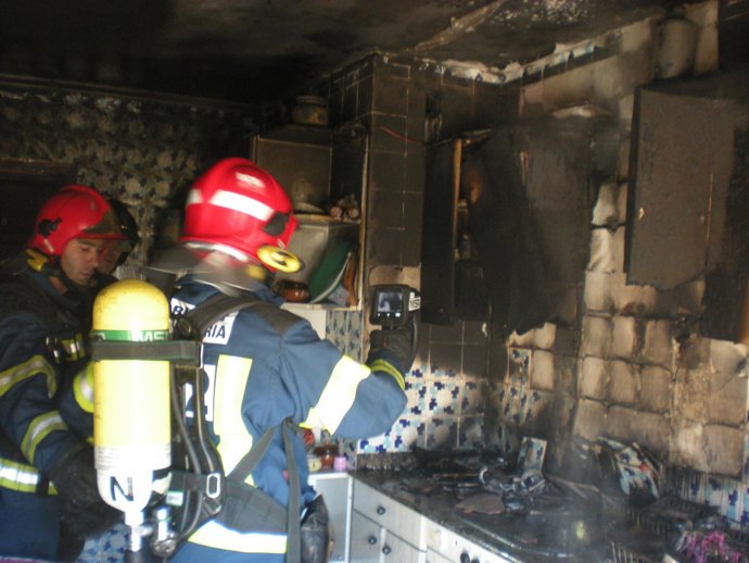 Los Bomberos extinguiendo el incendio. 