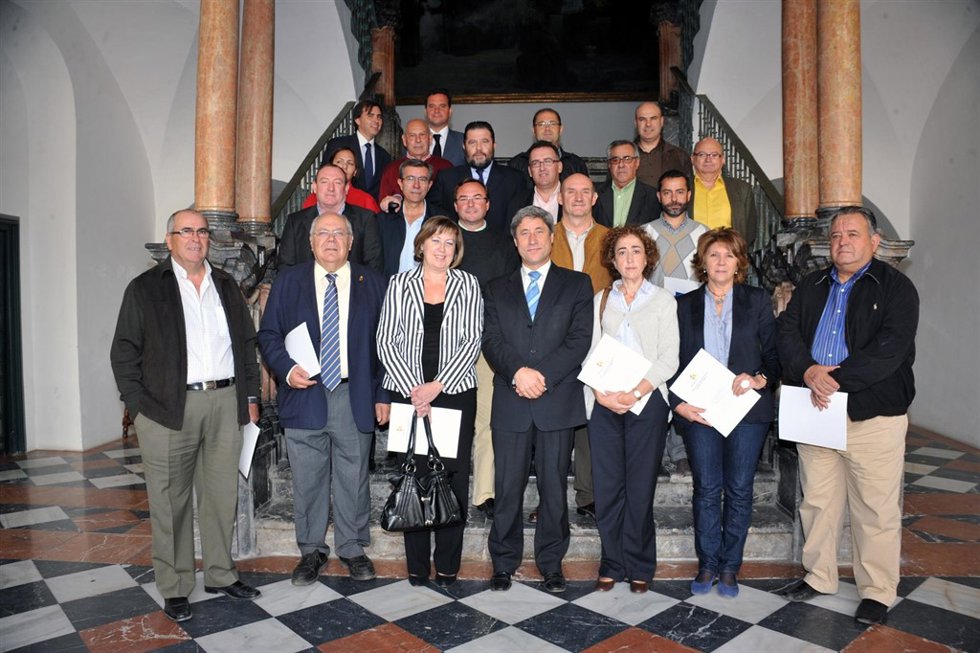 Pulido con los firmantes de los convenios