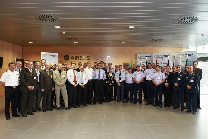 Asistentes al encuentro, que analiza sus experiencias con el C295