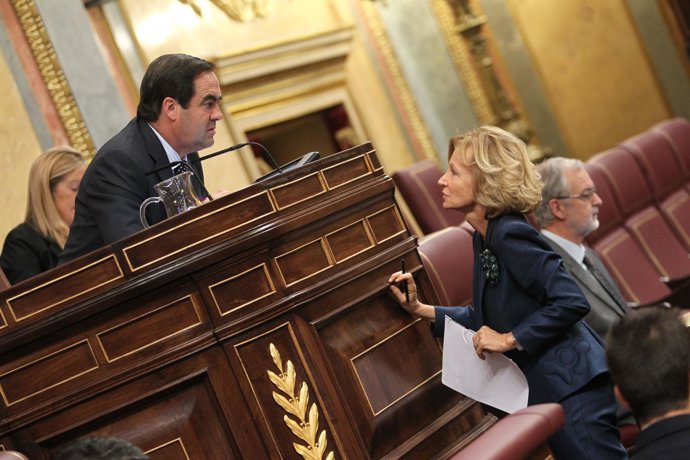 Salgado habla con Bono en el Congreso