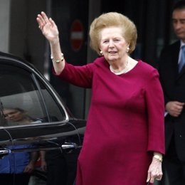 La ex primera ministra británica Margaret Thatcher abandona el hospital