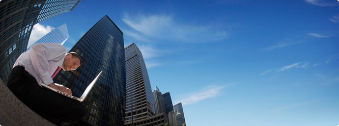 Usuario utilizando Microsoft Office 365 en un portátil