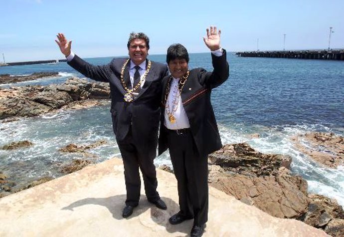 El presidente de Perú, Alan García, y el de Bolivia, Evo Morales, en las costas 