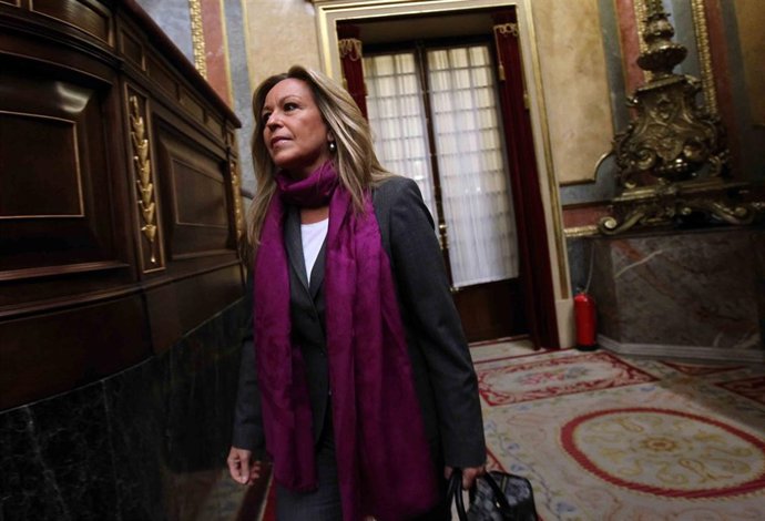 Trinidad Jiménez, entrando en el Congreso