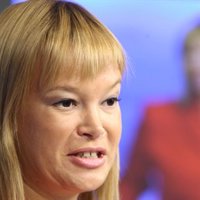 Pajín afrontaría el cargo con el reto de prohibir el tabaco en espacios públicos