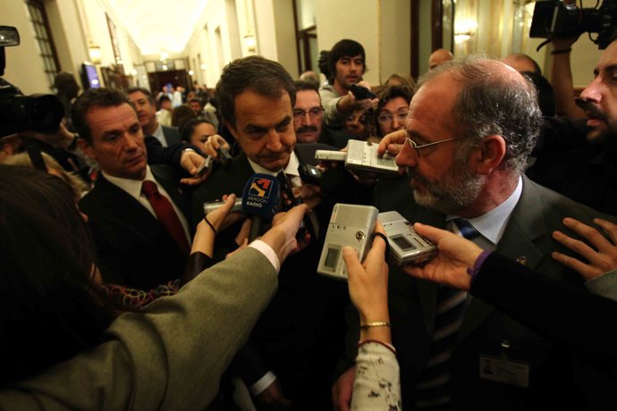 Zapatero, rodeado de periodistas en el Congreso