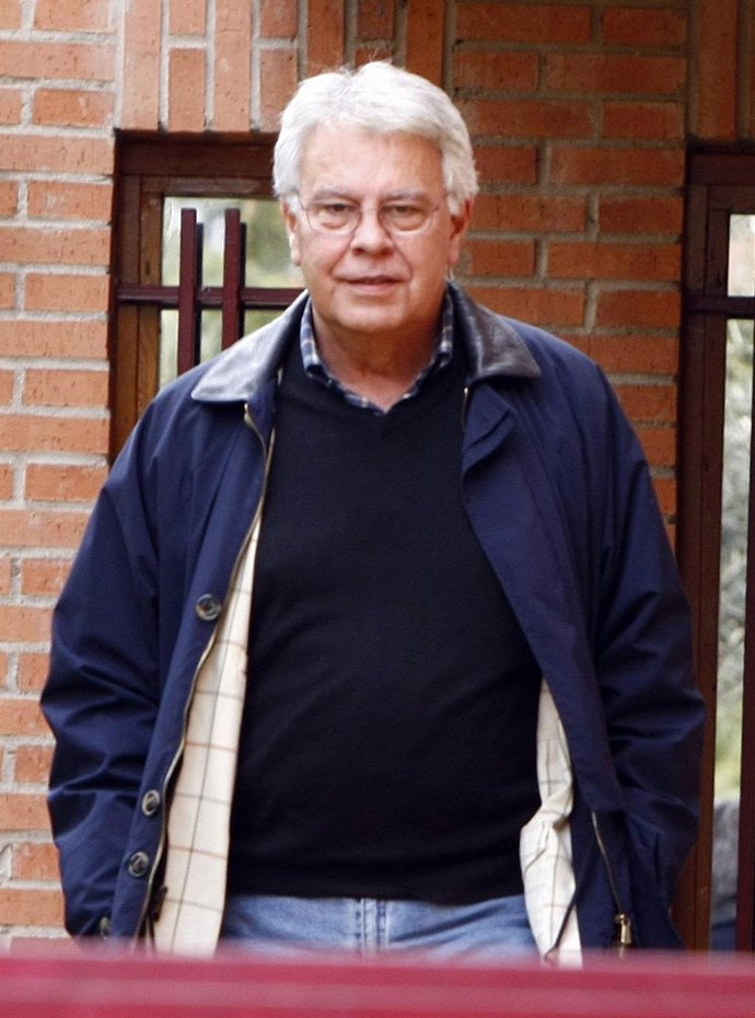 El ex presidente del Gobierno, Felipe González, saliendo de su casa 