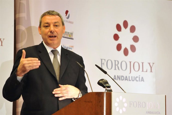 El consejero de Educación, Francisco Álvarez de la Chica, en el Foro Joly